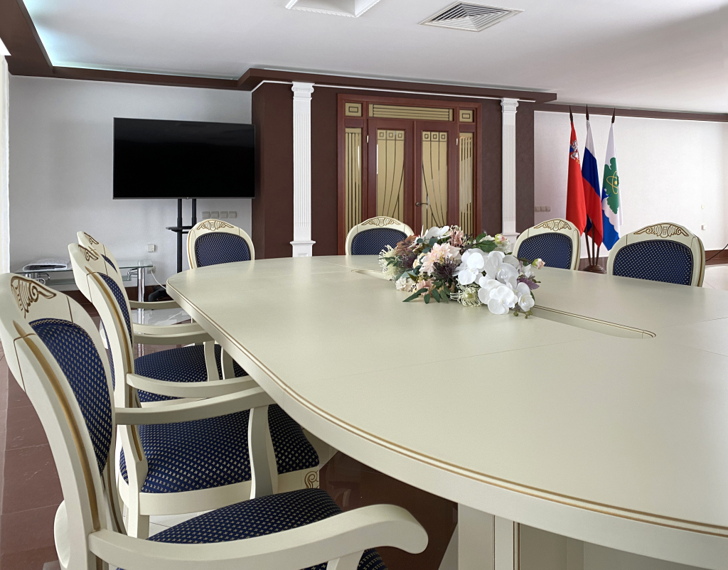 Стол со стульями адм.jpg Стол со стульями адм.jpg